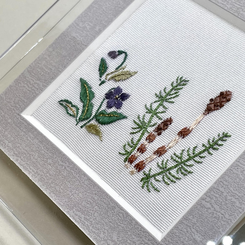 つくしとスミレ 刺繍フレーム 絹糸と金糸の日本刺繡 壁飾り インテリア