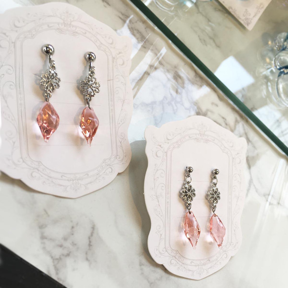 桜ピンク ガラスドロップのダイヤ型ピアス 桜 ピアス（スタッド・一粒 