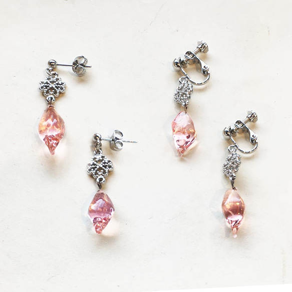 桜ピンク　ガラスドロップのダイヤ型ピアス　桜 2枚目の画像