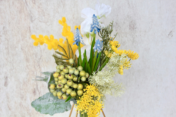 幾何学的ゴールドワイヤー花瓶setミモザブーケのナチュラルアレンジ 3枚目の画像