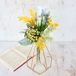 幾何学的ゴールドワイヤー花瓶setミモザブーケのナチュラルアレンジ 1枚目の画像