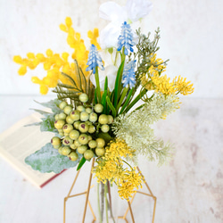 幾何学的ゴールドワイヤー花瓶setミモザブーケのナチュラルアレンジ 2枚目の画像