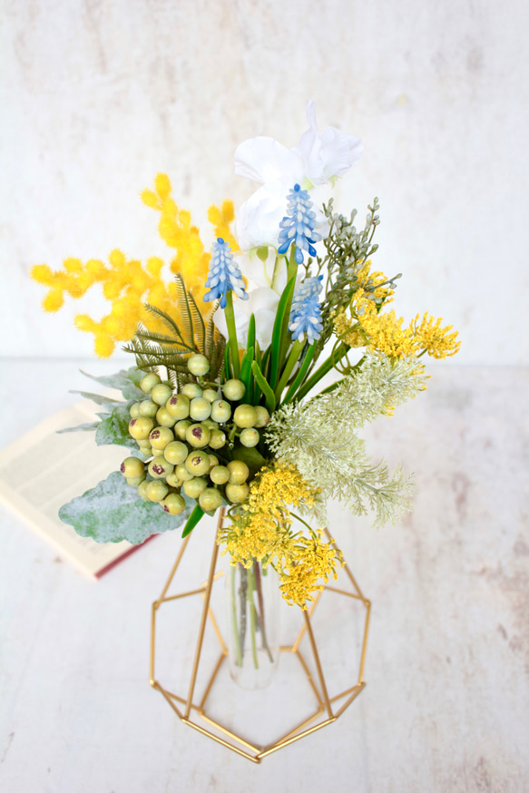 幾何学的ゴールドワイヤー花瓶setミモザブーケのナチュラルアレンジ 2枚目の画像