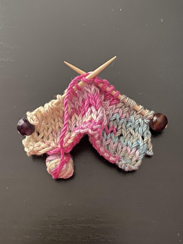 マルチカラー毛糸で作ったの編み物ブローチ 1枚目の画像