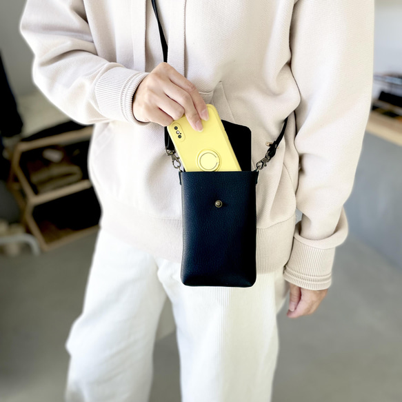 [Resale in 2023] Beef Shrink Leather Smartphone Pochette [黑色] 第3張的照片