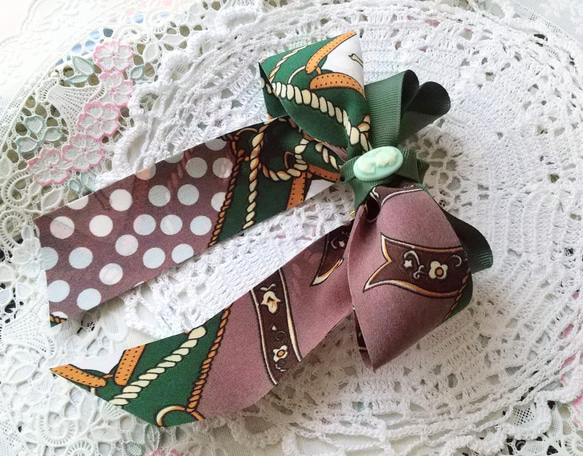 スカーフ柄リボンとカメオのポニーフック・抹茶 2枚目の画像