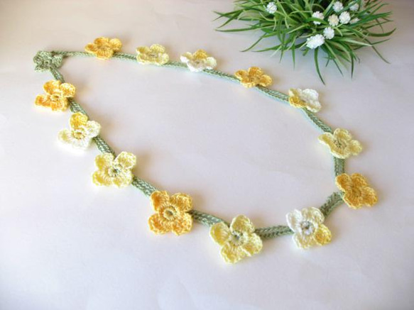 レース編み　菜の花のネックレス 3枚目の画像