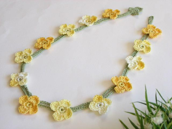 レース編み　菜の花のネックレス 1枚目の画像