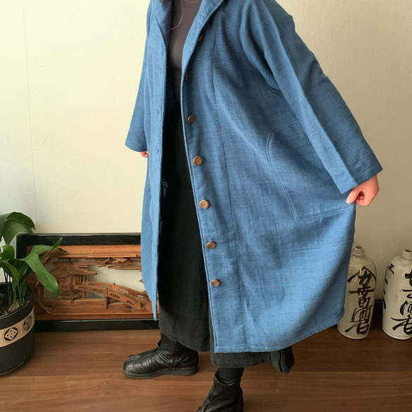 フード風襟の手織り綿バルーンコート　合いの季節に嵐山のお店で一番人気裾切り替えキュートなコート　空色（ライトブルー）絣 7枚目の画像
