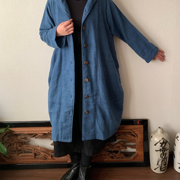 フード風襟の手織り綿バルーンコート　合いの季節に嵐山のお店で一番人気裾切り替えキュートなコート　空色（ライトブルー）絣 2枚目の画像