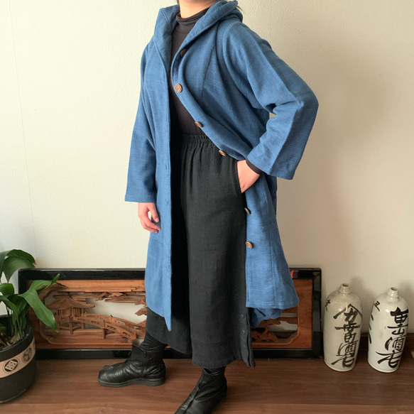 フード風襟の手織り綿バルーンコート　合いの季節に嵐山のお店で一番人気裾切り替えキュートなコート　空色（ライトブルー）絣 5枚目の画像