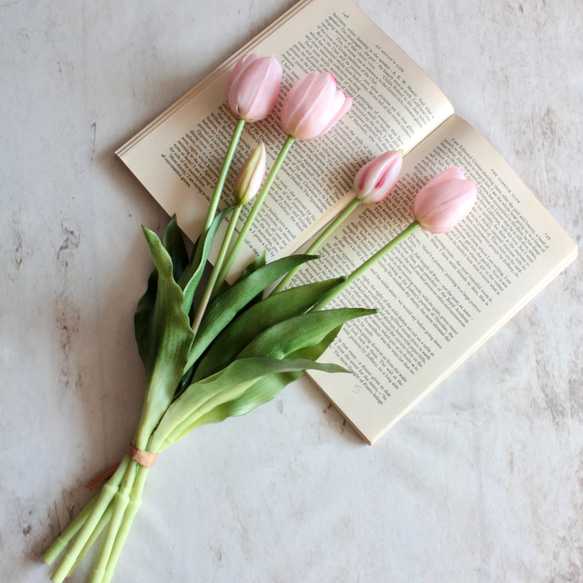 【リアルな触り心地】まるで生花のような瑞々しさ|春のチューリップ5本ブーケ|アーティフィシャルフラワー【ライトピンク】 1枚目の画像