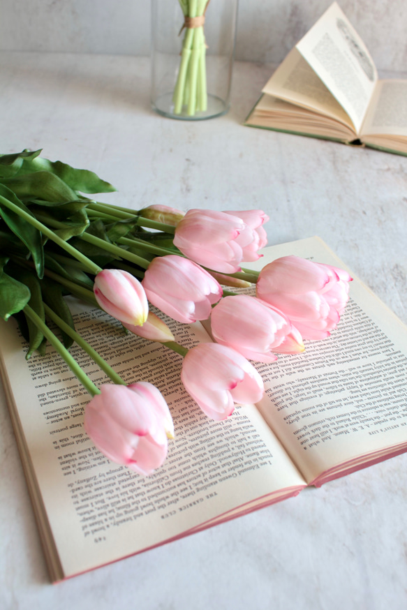 【リアルな触り心地】まるで生花のような瑞々しさ|春のチューリップ5本ブーケ|アーティフィシャルフラワー【ライトピンク】 3枚目の画像