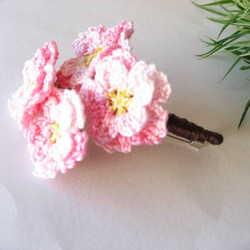 レース編み　八重桜のコサージュ 2枚目の画像