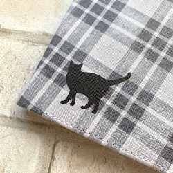 猫とチェックのiPadケース（グレー×ボルドー） 猫 黒猫 かわいい ipadケース タブレットケース 3枚目の画像