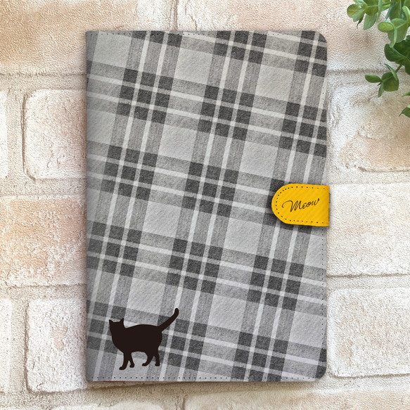 猫とチェックのiPadケース（グレー×黄） 猫 黒猫 かわいい ipadケース タブレットケース 1枚目の画像