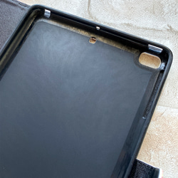 猫とチェックのiPadケース（ストロベリー×チョコ） 猫 黒 かわいい ipadケース タブレットケース 3枚目の画像