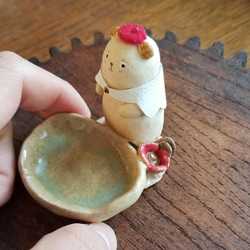 陶のクマさん（赤い花）～小さな小さな小物入れ～ 2枚目の画像