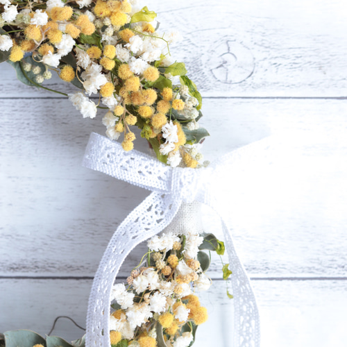 たっふりミモザとカスミソウの三日月型ナチュラルリース＊プリザーブド