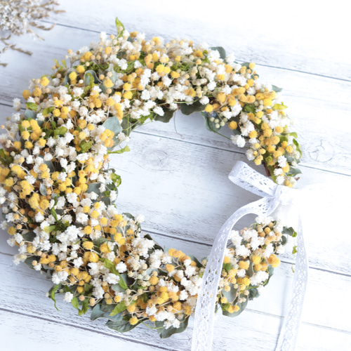 たっふりミモザとカスミソウの三日月型ナチュラルリース＊プリザーブド