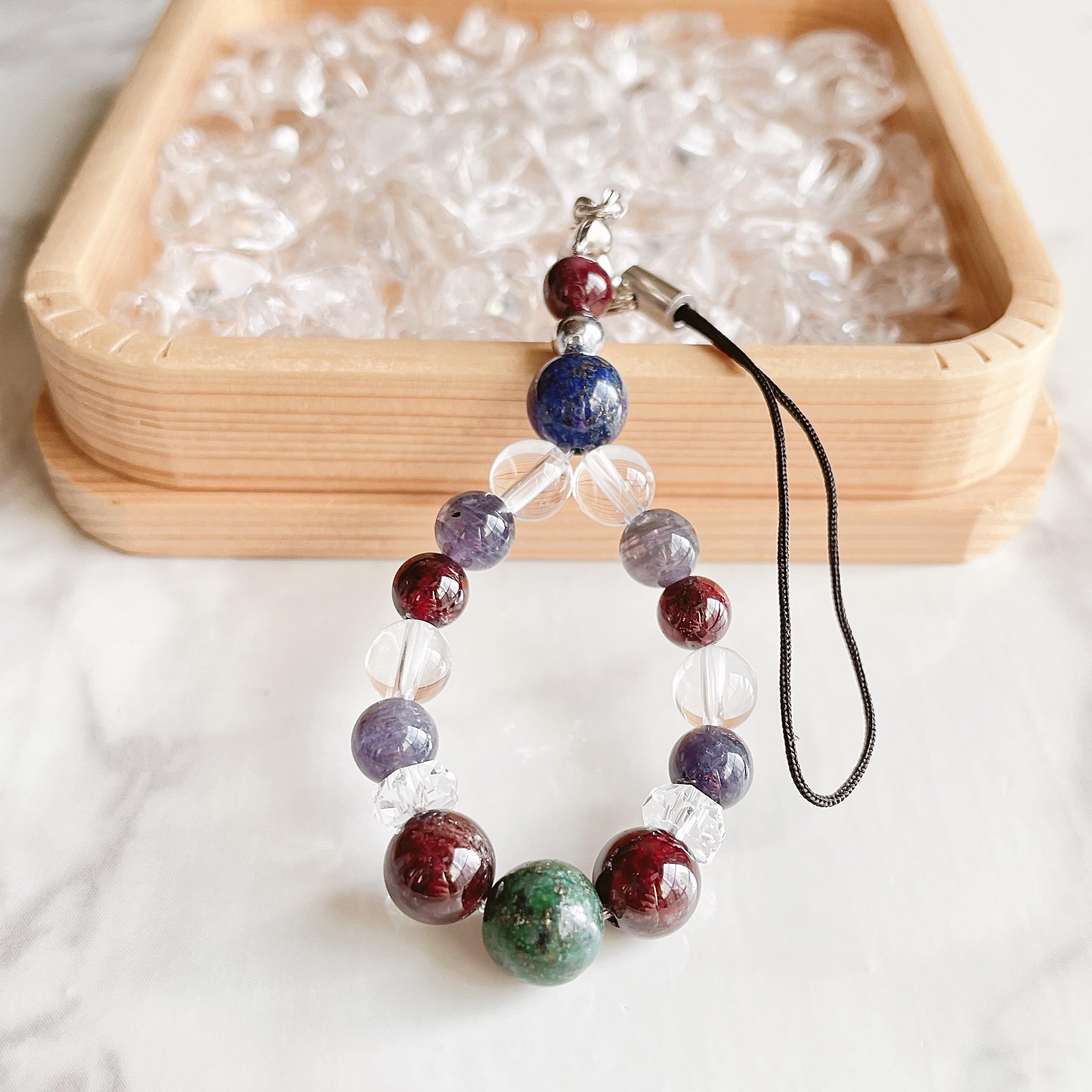 ✦悪い状況を抜け出し、穏やかに過ごしたい方へ 天然石ストラップ｜ガーネット・クリソコラ・アイオライト・水晶 No369S