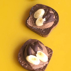 チョコクリームにチョコソースかけてバナナ乗せたチョコ食パンピンバッジ　　ミニチュアパン　ミニチュア　樹脂粘土 4枚目の画像