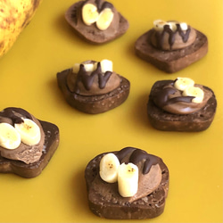 チョコクリームにチョコソースかけてバナナ乗せたチョコ食パンピンバッジ　　ミニチュアパン　ミニチュア　樹脂粘土 2枚目の画像