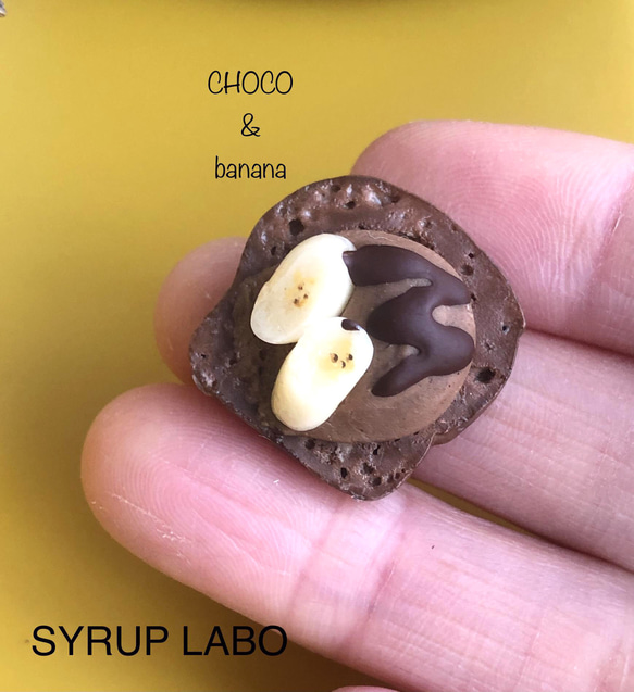 チョコクリームにチョコソースかけてバナナ乗せたチョコ食パンピンバッジ　　ミニチュアパン　ミニチュア　樹脂粘土 1枚目の画像