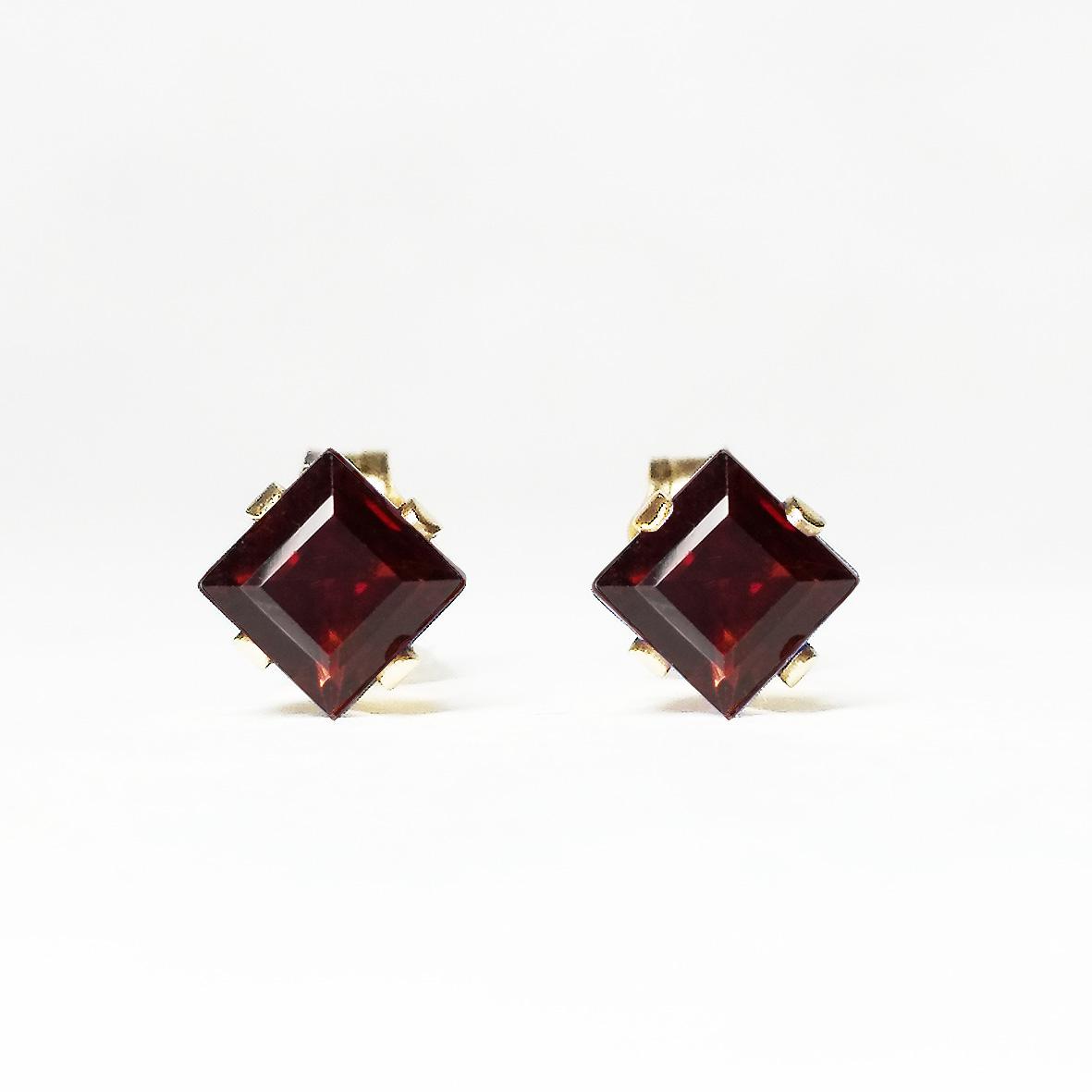 深紅のガーネット(5mm)・ピアス　[送料無料]