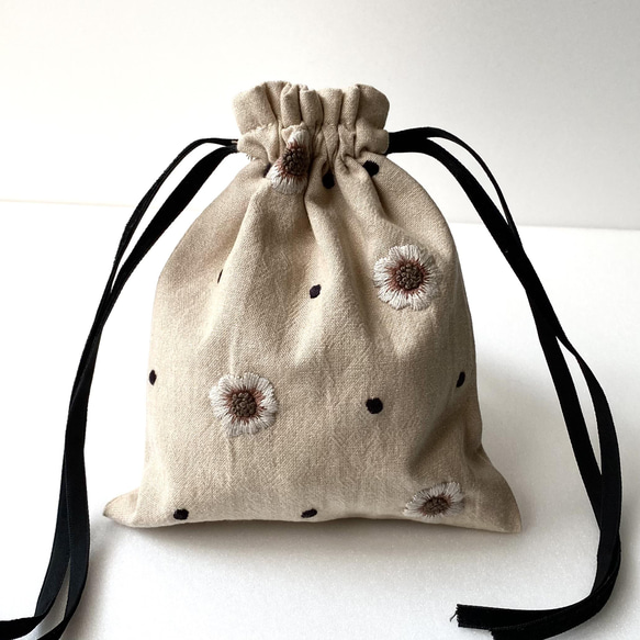 (白×茶)アネモネ刺繍の巾着袋 1枚目の画像
