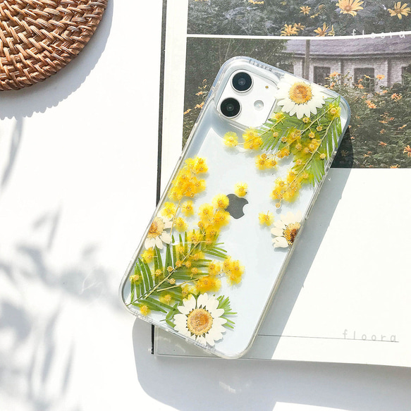 花語りの風 [ミモザ &ノースポール] ドライフラワー 押し花スマホケース  iPhone 16 15 14 13 1枚目の画像