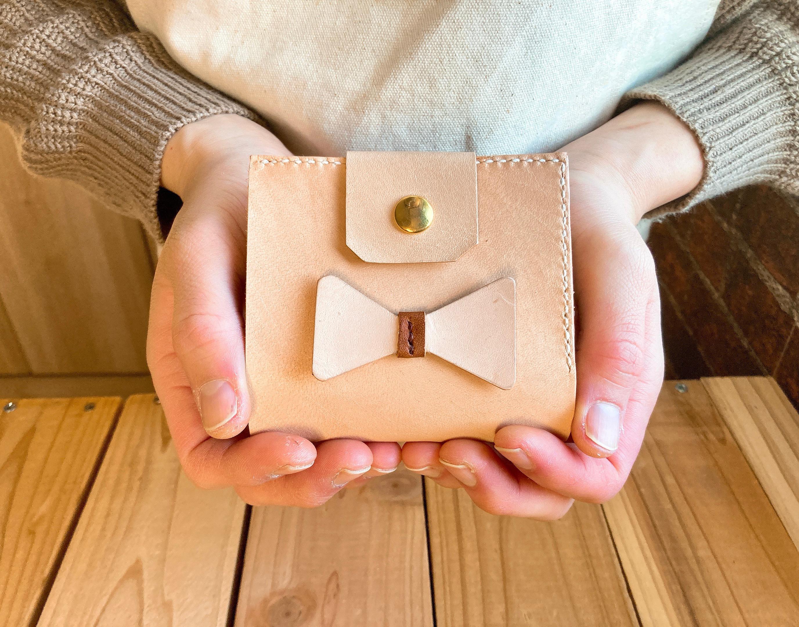 【ヌメ革】ミスター・ウォレット（レザー/財布/二つ折り/ボウタイ/メンズ/レディース/プレゼント/コンパクト）カフェオレ