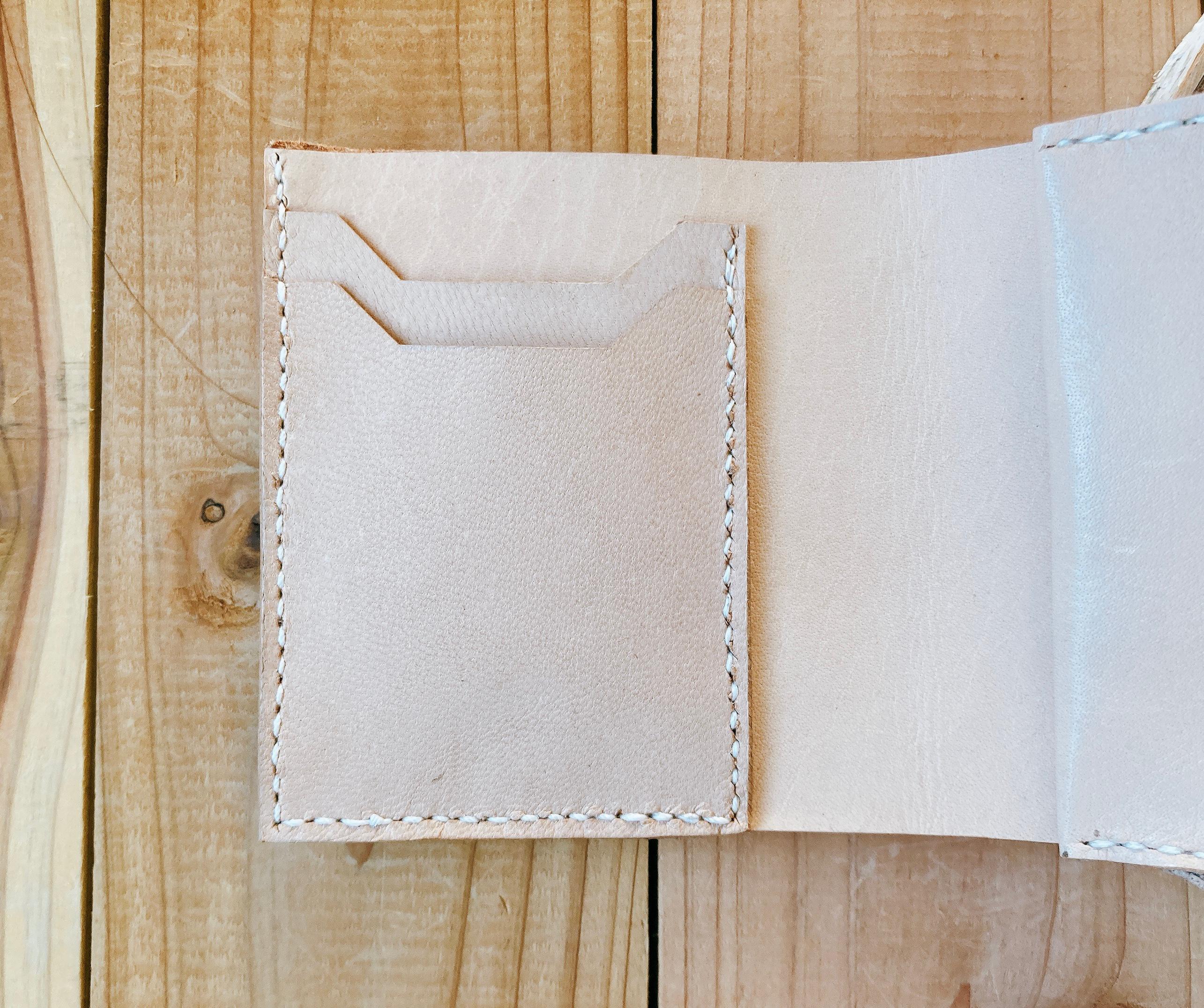 【ヌメ革】ミスター・ウォレット（レザー/財布/二つ折り/ボウタイ/メンズ/レディース/プレゼント/コンパクト）カフェオレ