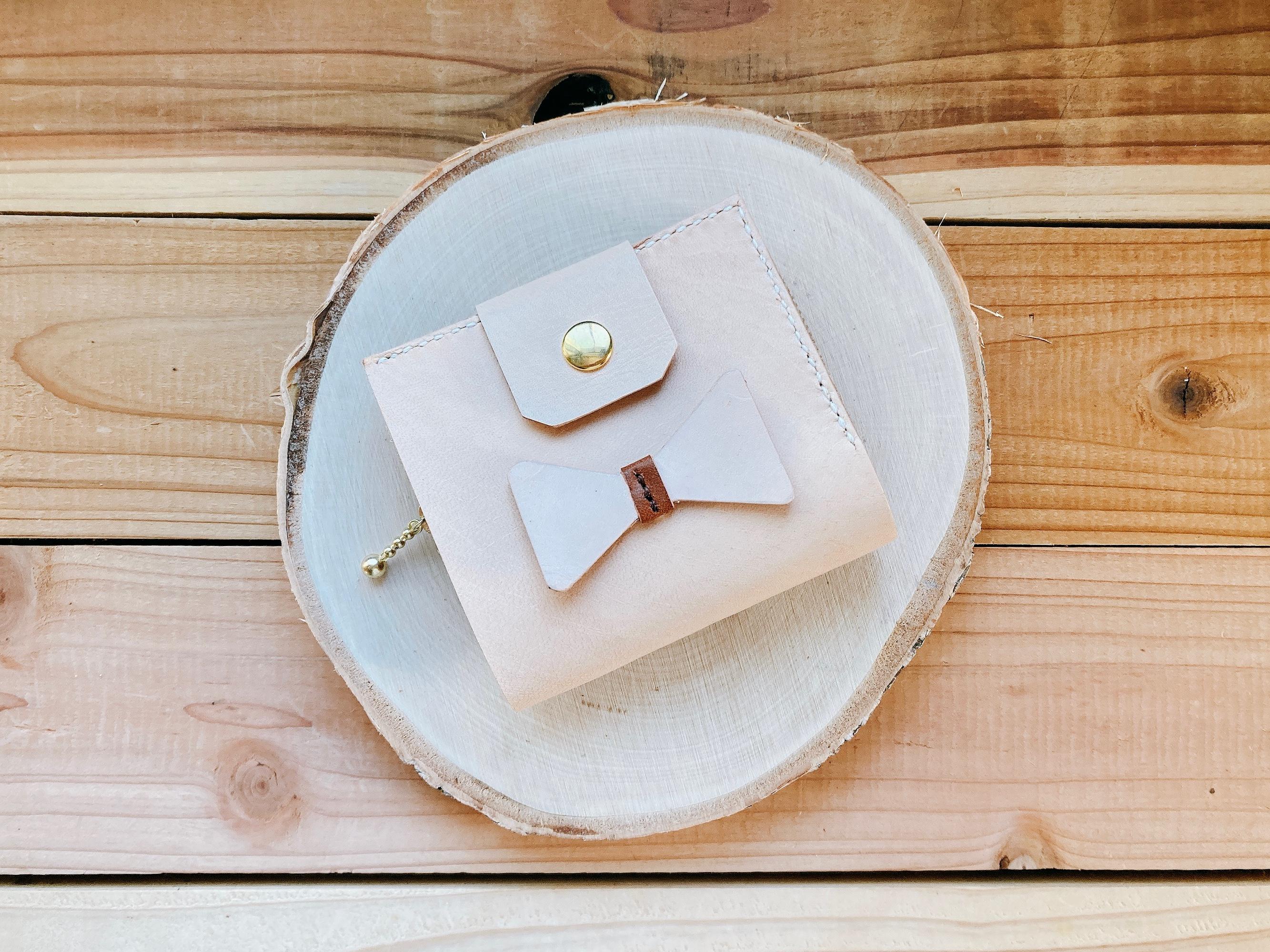 【ヌメ革】ミスター・ウォレット（レザー/財布/二つ折り/ボウタイ/メンズ/レディース/プレゼント/コンパクト）カフェオレ