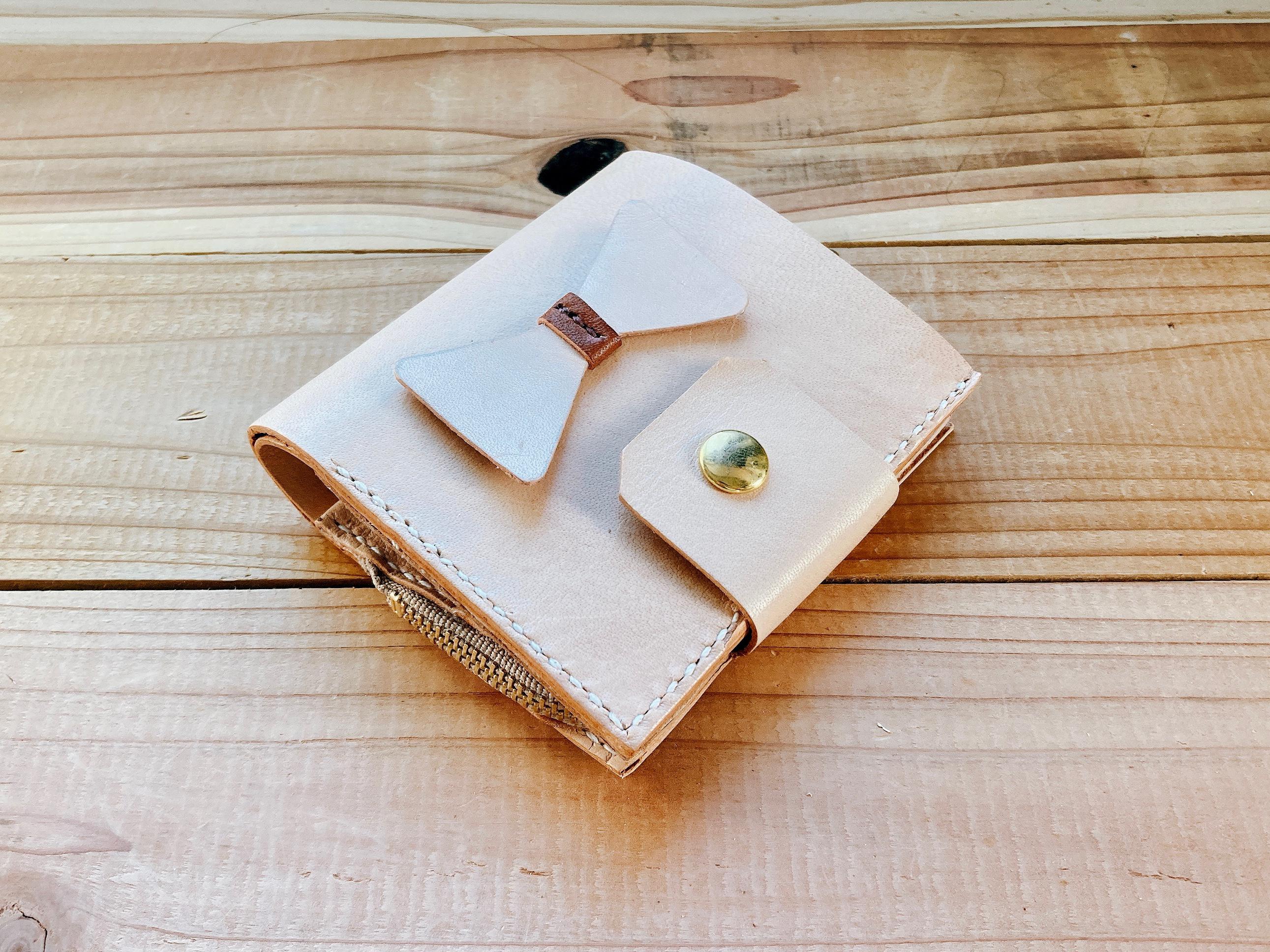 【ヌメ革】ミスター・ウォレット（レザー/財布/二つ折り/ボウタイ/メンズ/レディース/プレゼント/コンパクト）カフェオレ