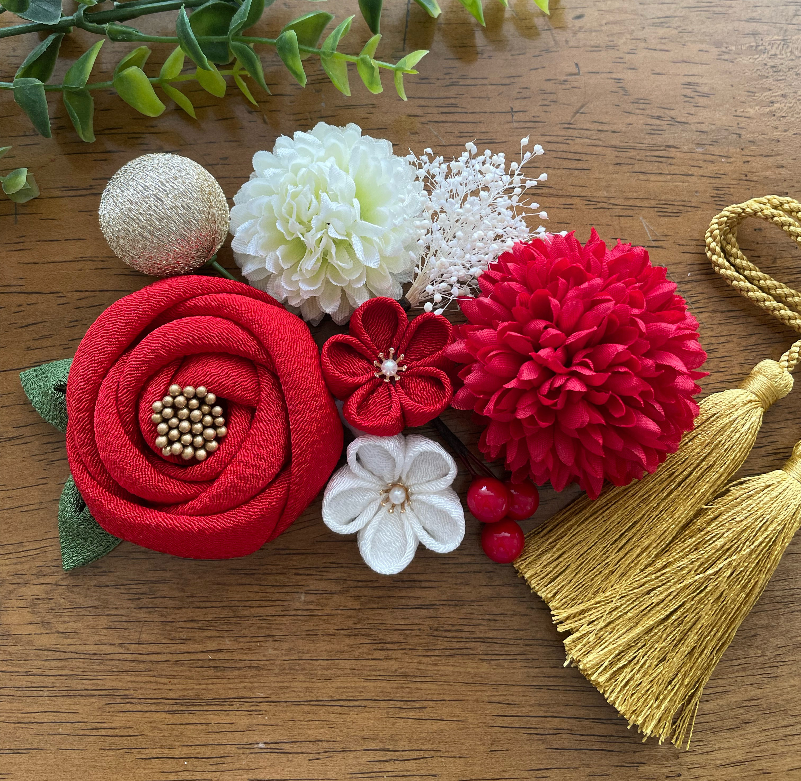 つまみ細工　髪飾り　ふっくら大ぶり赤椿　成人式　卒業式　和装❁︎ タッセルリボンの色変更可能