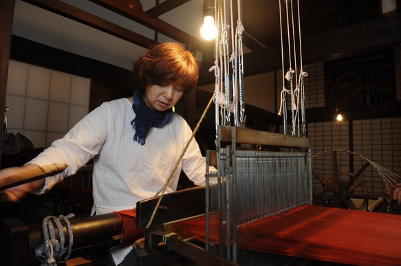 福島の温もり感じる手つむぎ真綿の手織りストール 16枚目の画像