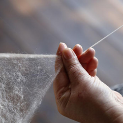 福島の温もり感じる手つむぎ真綿の手織りストール 13枚目の画像