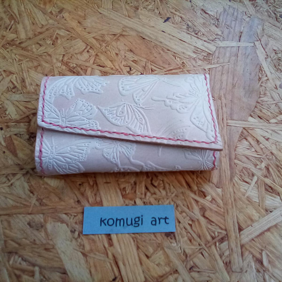 華やかな蝶　sakura pink ステッチ　=手縫い=　本革キーケース　スマートキーも収まります。 3枚目の画像