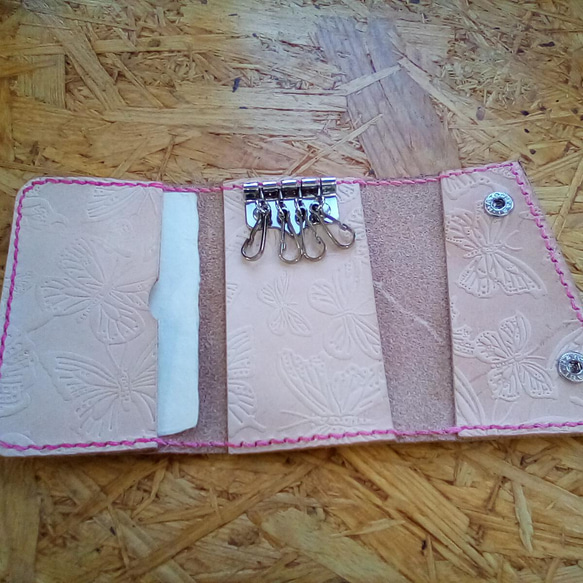 華やかな蝶　sakura pink ステッチ　=手縫い=　本革キーケース　スマートキーも収まります。 8枚目の画像