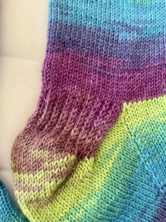 レインボーの手編みの靴下 3枚目の画像