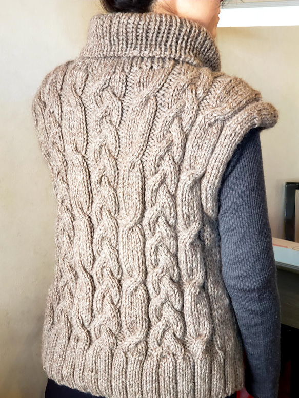 ざっくりアラン模様の手編みオフタートルベスト 2枚目の画像