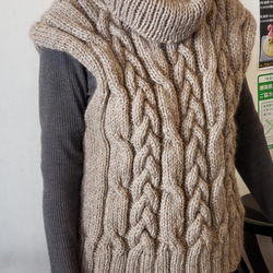 ざっくりアラン模様の手編みオフタートルベスト 1枚目の画像