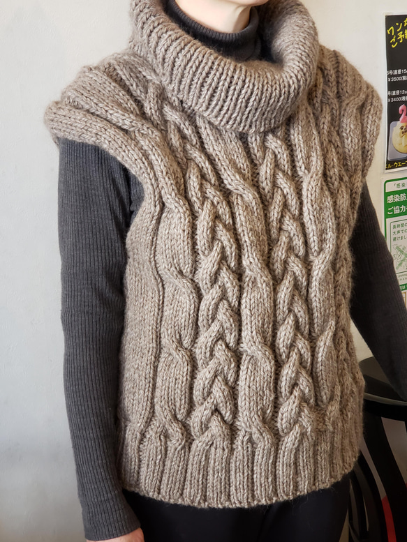 ざっくりアラン模様の手編みオフタートルベスト 1枚目の画像