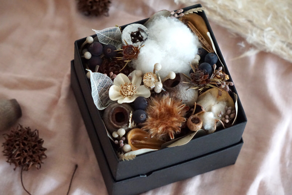 【専用】木箱のフラワーアレンジメント 木箱のフラワーアレンジメント プリザーブドフラワー Atelier kaori