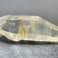 サファイアクリスタル 原石 サファイアコランダム7.53カラット ガラスボディイエローサファイア 天然原石（スリランカ） 5枚目の画像