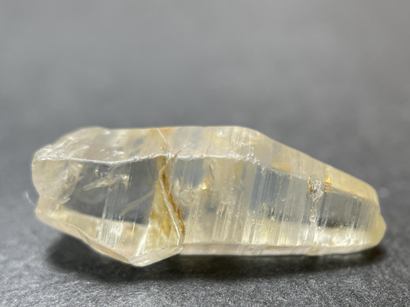サファイアクリスタル 原石 サファイアコランダム7.53カラット ガラスボディイエローサファイア 天然原石（スリランカ） 9枚目の画像