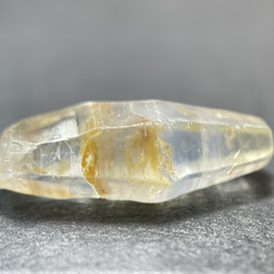 サファイアクリスタル 原石 サファイアコランダム7.53カラット ガラスボディイエローサファイア 天然原石（スリランカ） 3枚目の画像