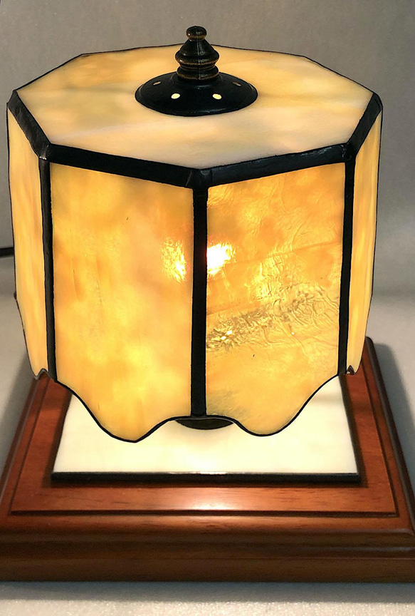 ステンドグラスランプ（イエロー&アンバーonホワイト イリデセント）八角型 5枚目の画像