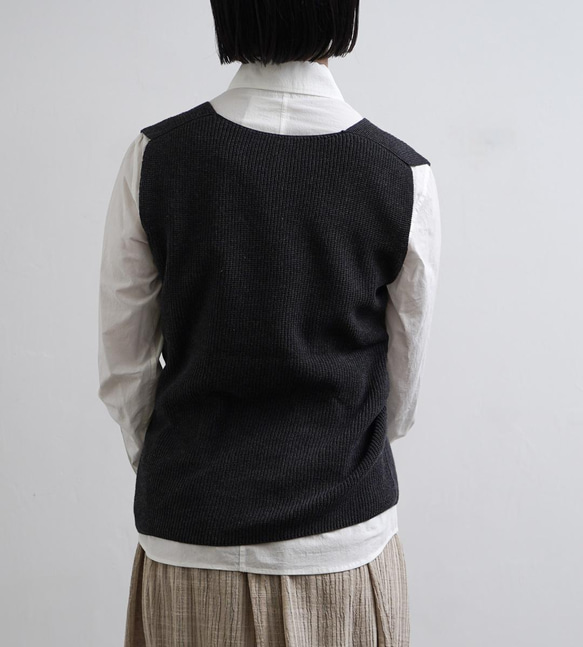 草木染め コットンコベスト チャコール 3枚目の画像